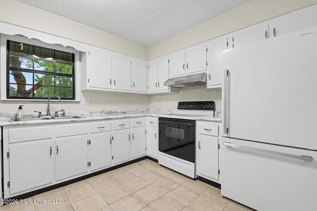 108 Lynne Therese Circle, Ocean Springs, MS 39564