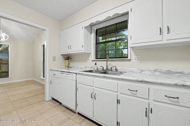 108 Lynne Therese Circle, Ocean Springs, MS 39564