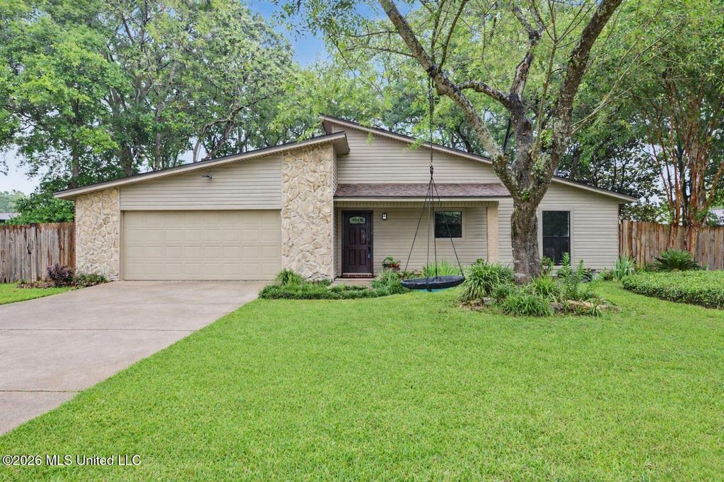 108 Lynne Therese Circle, Ocean Springs, MS 39564