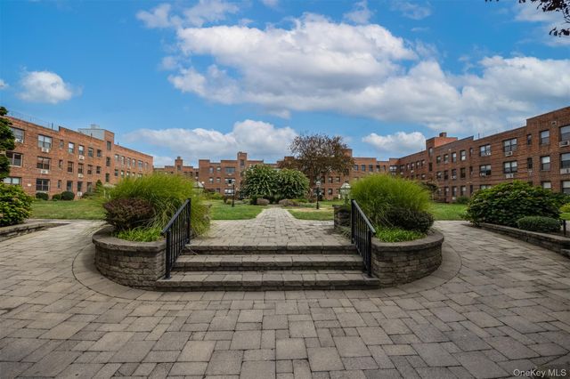 1 Jefferson Avenue A12, Rockville Centre, NY 11570