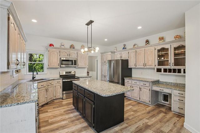 3225 Meadow Road, Leavenworth, KS 66048