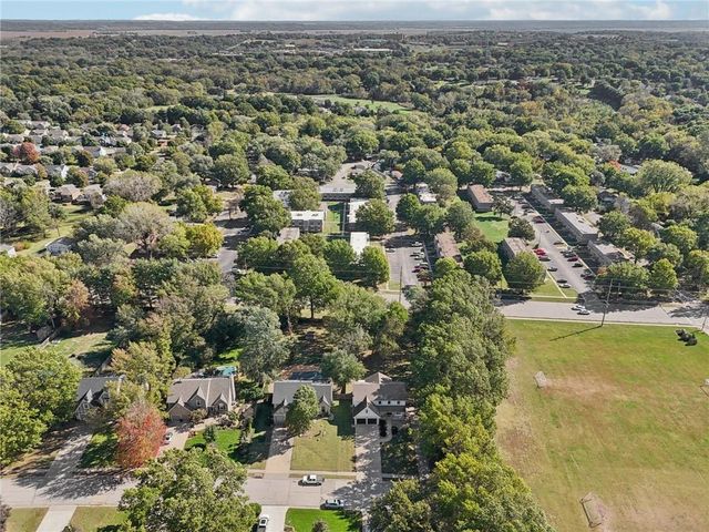 3225 Meadow Road, Leavenworth, KS 66048