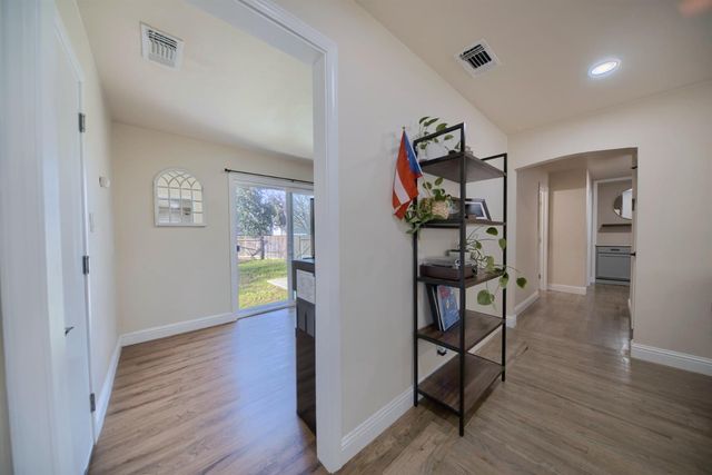 604 Westacre Rd, West Sacramento, CA 95691