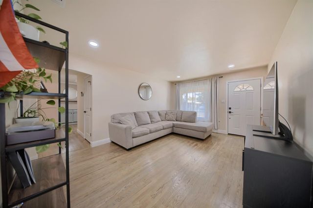 604 Westacre Rd, West Sacramento, CA 95691