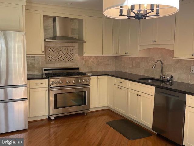 37 PALMER DR, Moorestown, NJ 08057