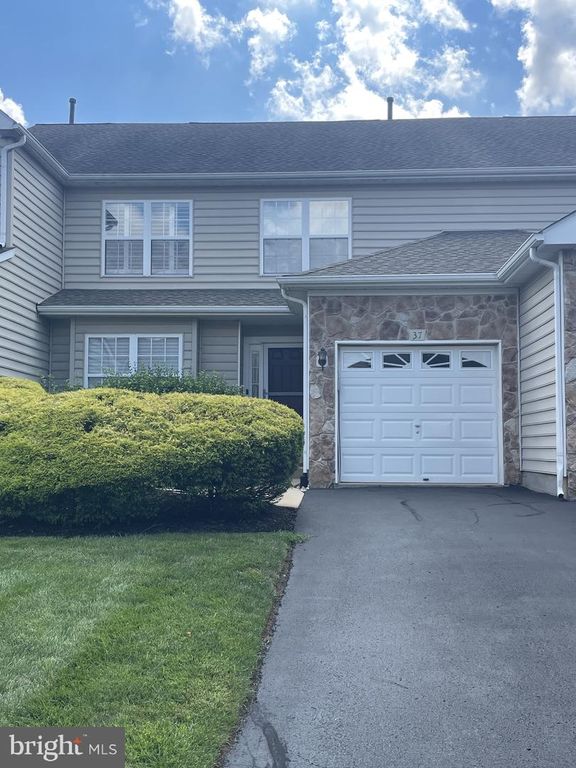 37 PALMER DR, Moorestown, NJ 08057