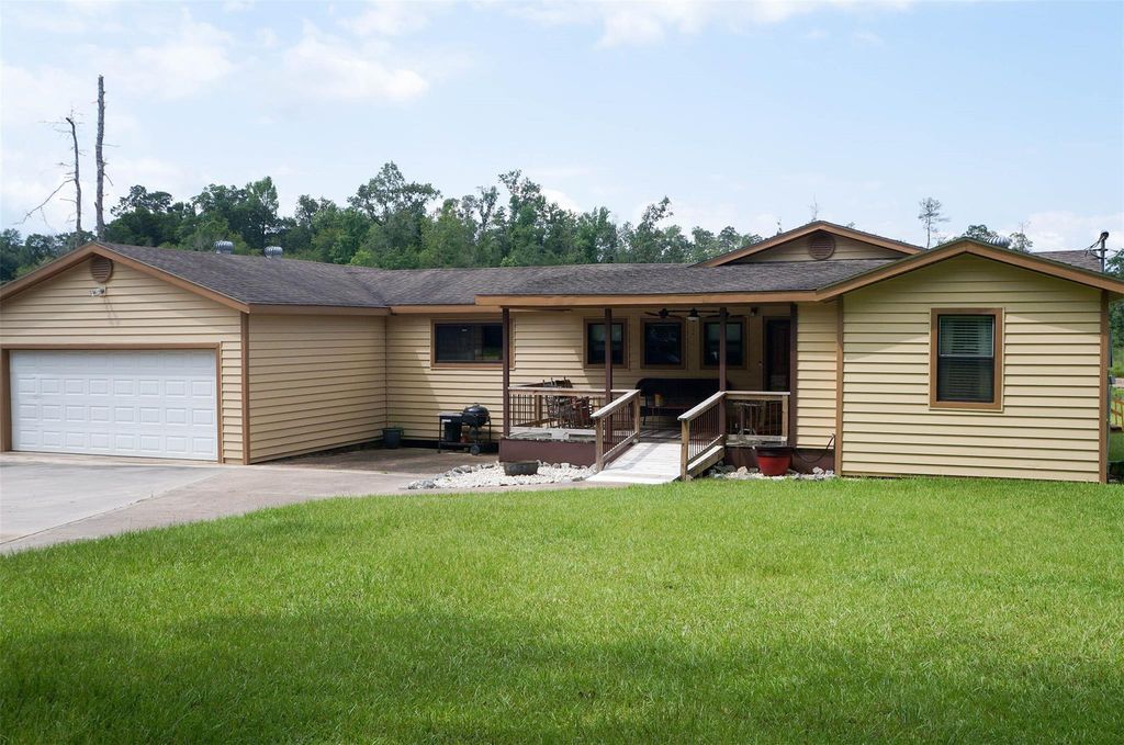 317 Hickory Drive E, Livingston, TX 77351