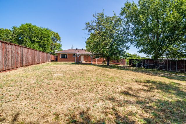 203 W College Street, Whitewright, TX 75491
