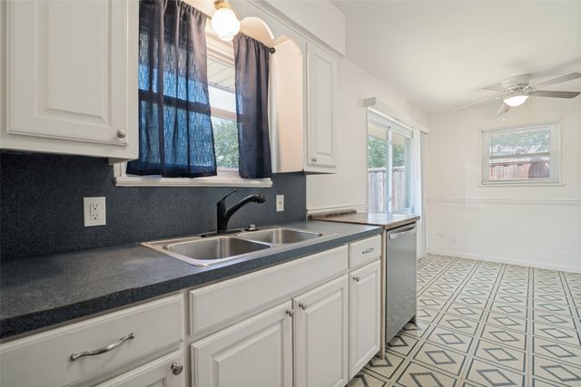 203 W College Street, Whitewright, TX 75491