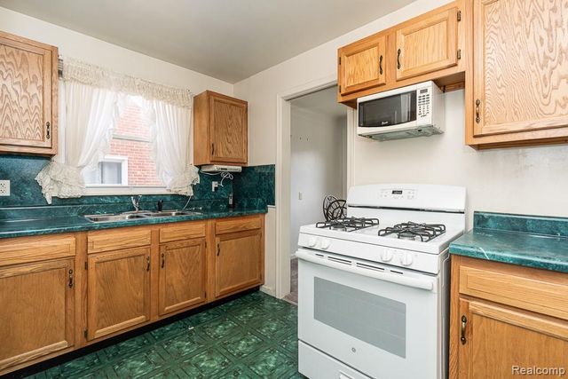 9343 Fenton, Redford, MI 48239