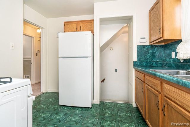 9343 Fenton, Redford, MI 48239