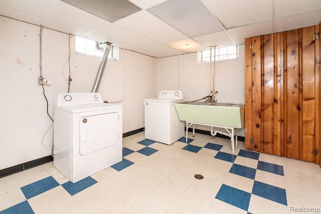 9343 Fenton, Redford, MI 48239