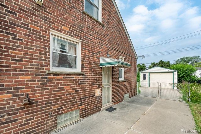 9343 Fenton, Redford, MI 48239