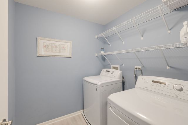 422 W Amberside Drive, Elgin, IL 60124