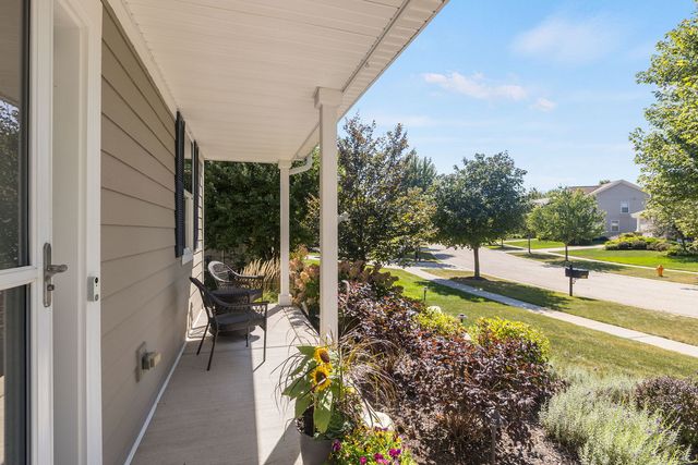 422 W Amberside Drive, Elgin, IL 60124
