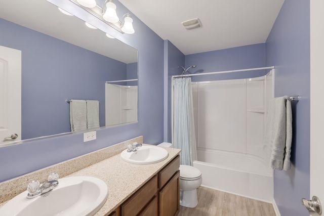 422 W Amberside Drive, Elgin, IL 60124