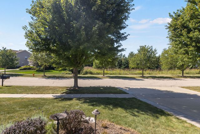 422 W Amberside Drive, Elgin, IL 60124