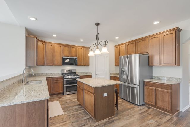 422 W Amberside Drive, Elgin, IL 60124