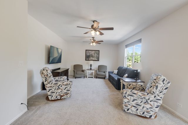 422 W Amberside Drive, Elgin, IL 60124