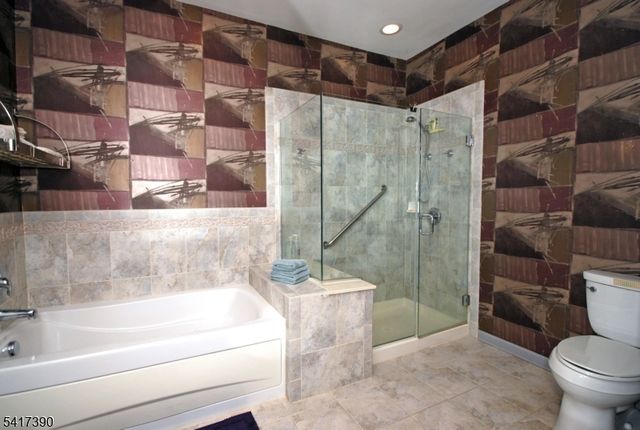 8 Quartz Way, Woodland Park, NJ 07424