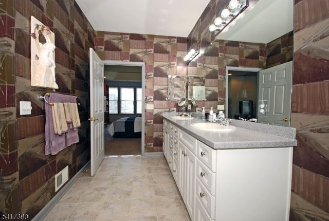 8 Quartz Way, Woodland Park, NJ 07424