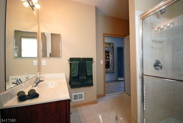8 Quartz Way, Woodland Park, NJ 07424