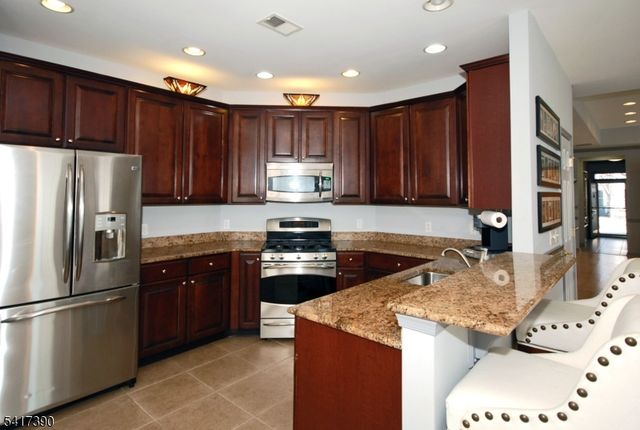 8 Quartz Way, Woodland Park, NJ 07424