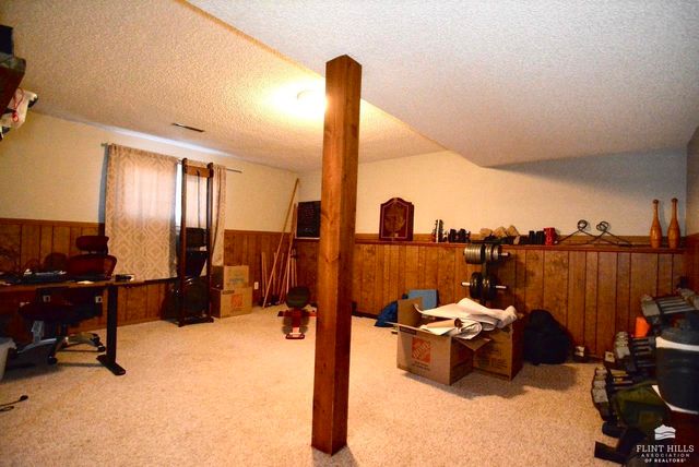 6716 Deer Trail Road, Manhattan, KS 66503