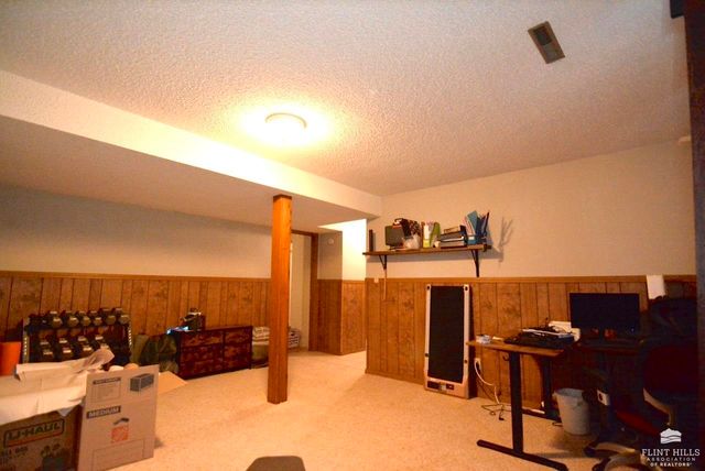 6716 Deer Trail Road, Manhattan, KS 66503