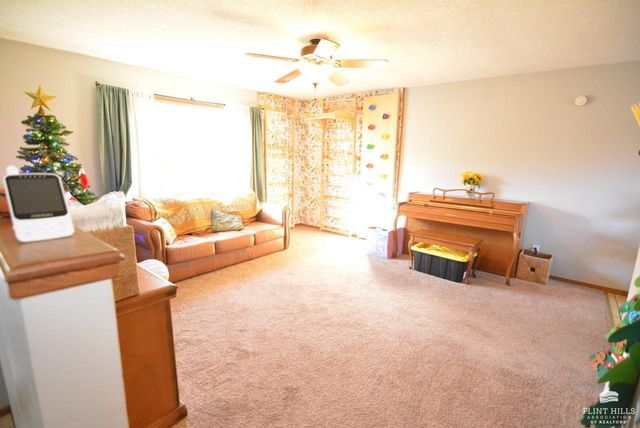 6716 Deer Trail Road, Manhattan, KS 66503