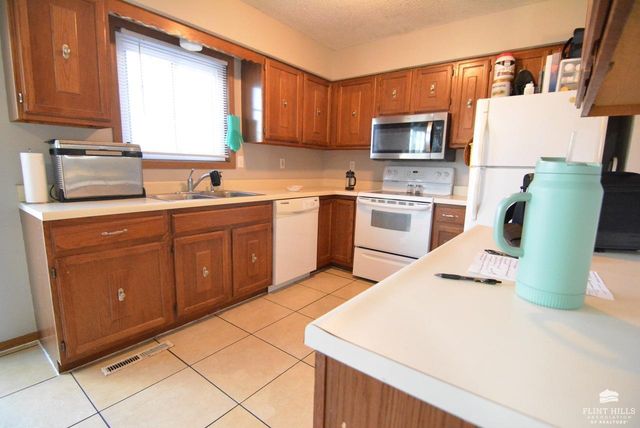 6716 Deer Trail Road, Manhattan, KS 66503