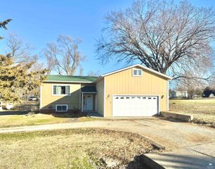 6716 Deer Trail Road, Manhattan, KS 66503