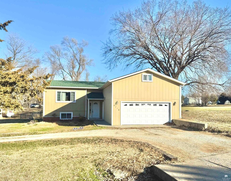 6716 Deer Trail Road, Manhattan, KS 66503