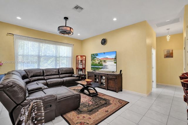 4401 SW 74th Ter, Davie, FL 33314