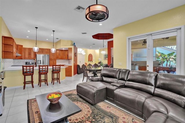 4401 SW 74th Ter, Davie, FL 33314