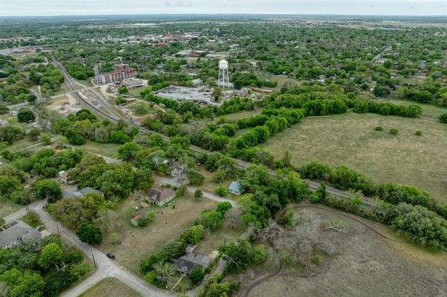 1006 Proctor ST, Lockhart, TX 78644