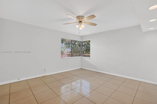 347 Ives Dairy Rd E347-04, Miami, FL 33179