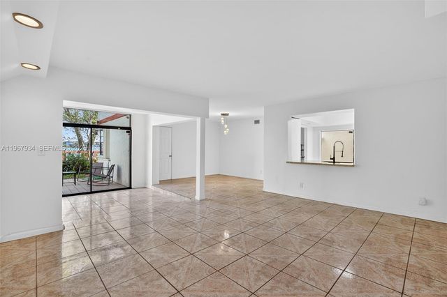 347 Ives Dairy Rd E347-04, Miami, FL 33179