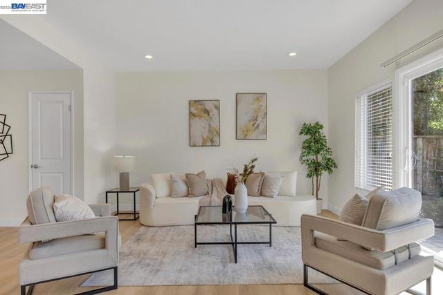 828 Columba Ln, Foster City, CA 94404