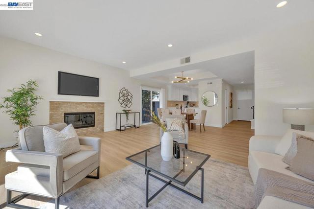 828 Columba Ln, Foster City, CA 94404