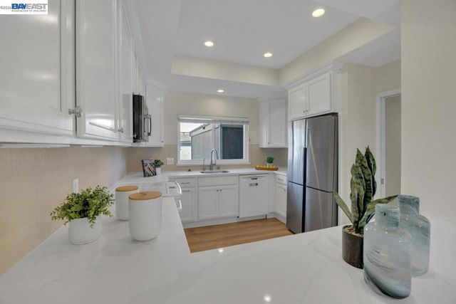 828 Columba Ln, Foster City, CA 94404