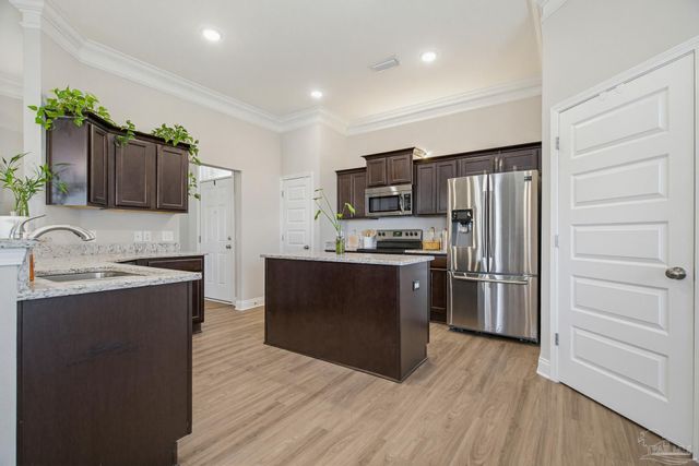 2400 Bentley Oaks Dr, Cantonment, FL 32533