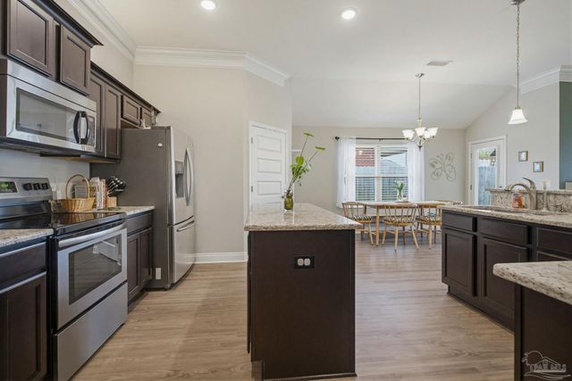 2400 Bentley Oaks Dr, Cantonment, FL 32533