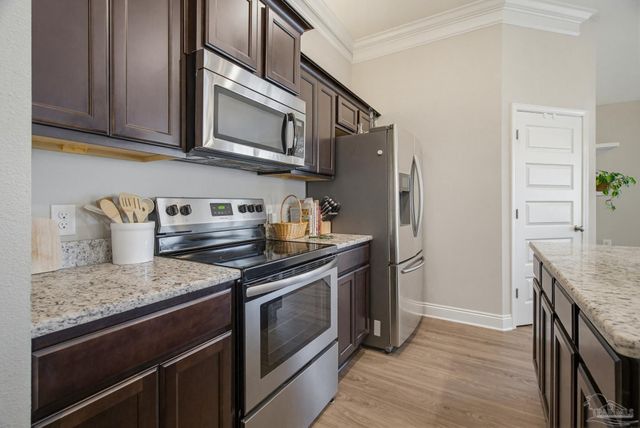 2400 Bentley Oaks Dr, Cantonment, FL 32533