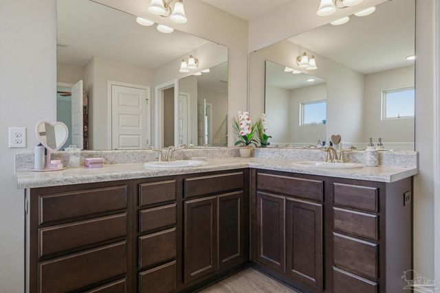 2400 Bentley Oaks Dr, Cantonment, FL 32533