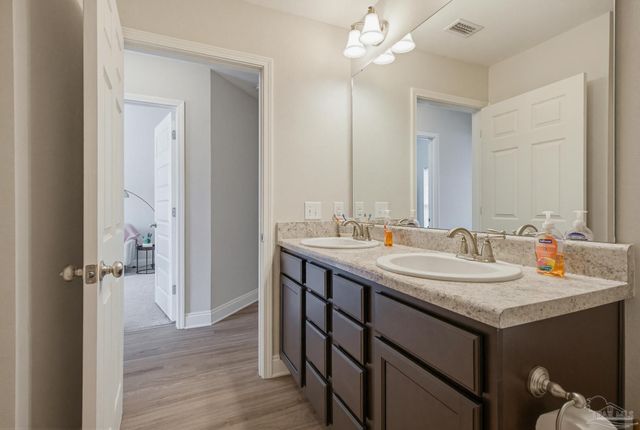 2400 Bentley Oaks Dr, Cantonment, FL 32533