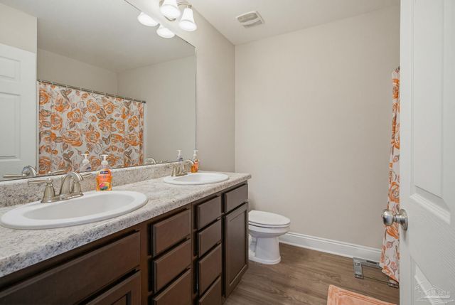 2400 Bentley Oaks Dr, Cantonment, FL 32533