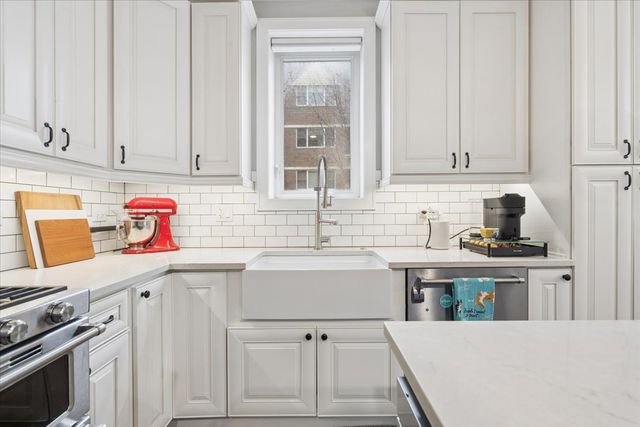 2257 W Belmont Avenue 1W, Chicago, IL 60618