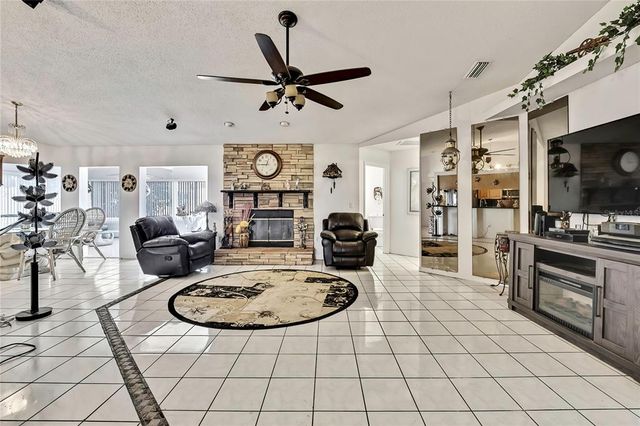 279 MAPLE AVENUE, Palm Harbor, FL 34684