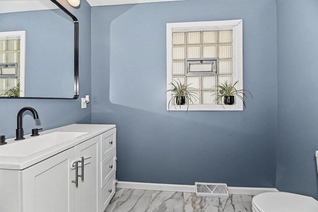 3020 W Edgerton AVENUE, Greenfield, WI 53221